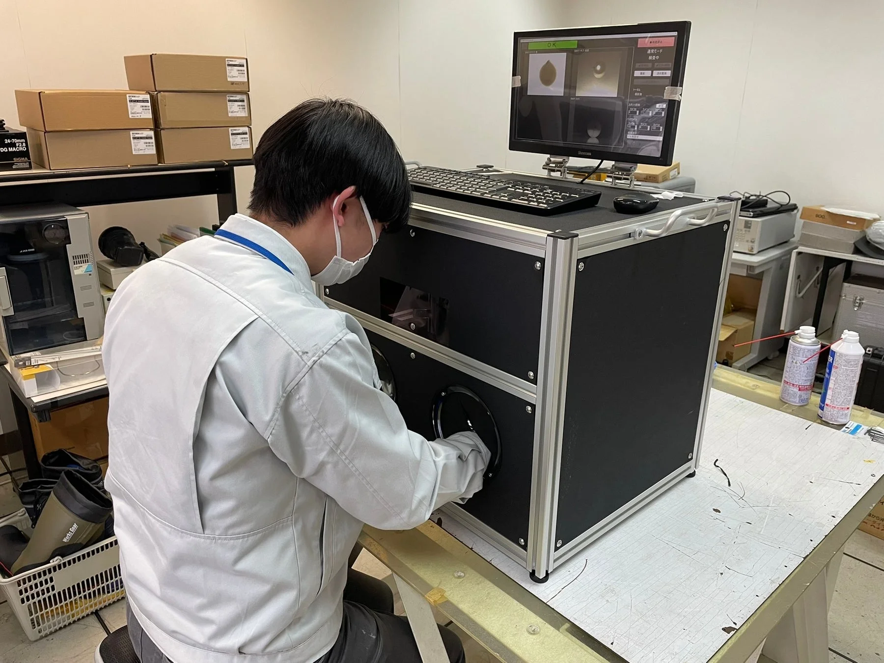 検査装置を操作する作業員