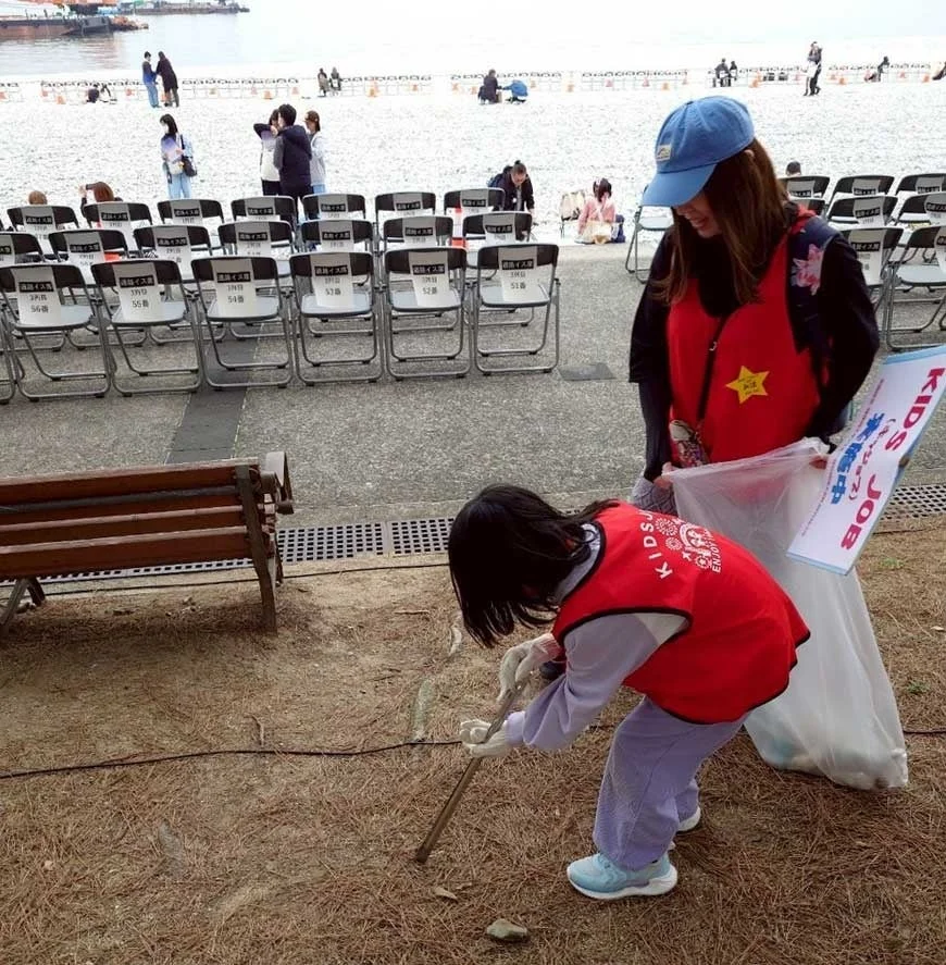 KIDS JOB 海中清掃の様子