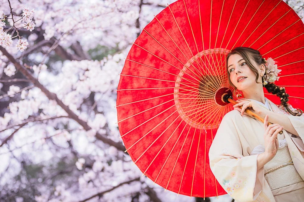桜を背景に着物を着た女性