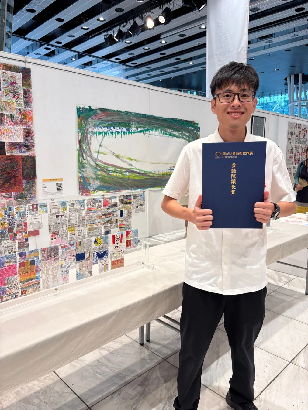 参議院議長賞を受賞した高園洋介さんと作品