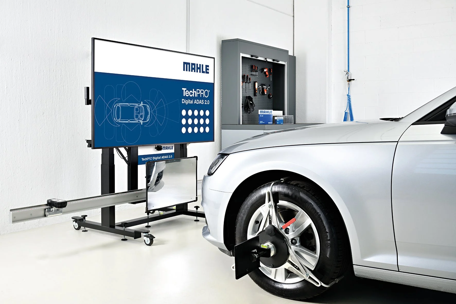 整備工場で車が「MAHLE TechPRO Digital ADAS 2.0」システムを使ってキャリブレーションを受けている様子
