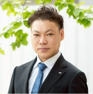 ビジネススーツと青いネクタイを着用したアジア系の男性のポートレート