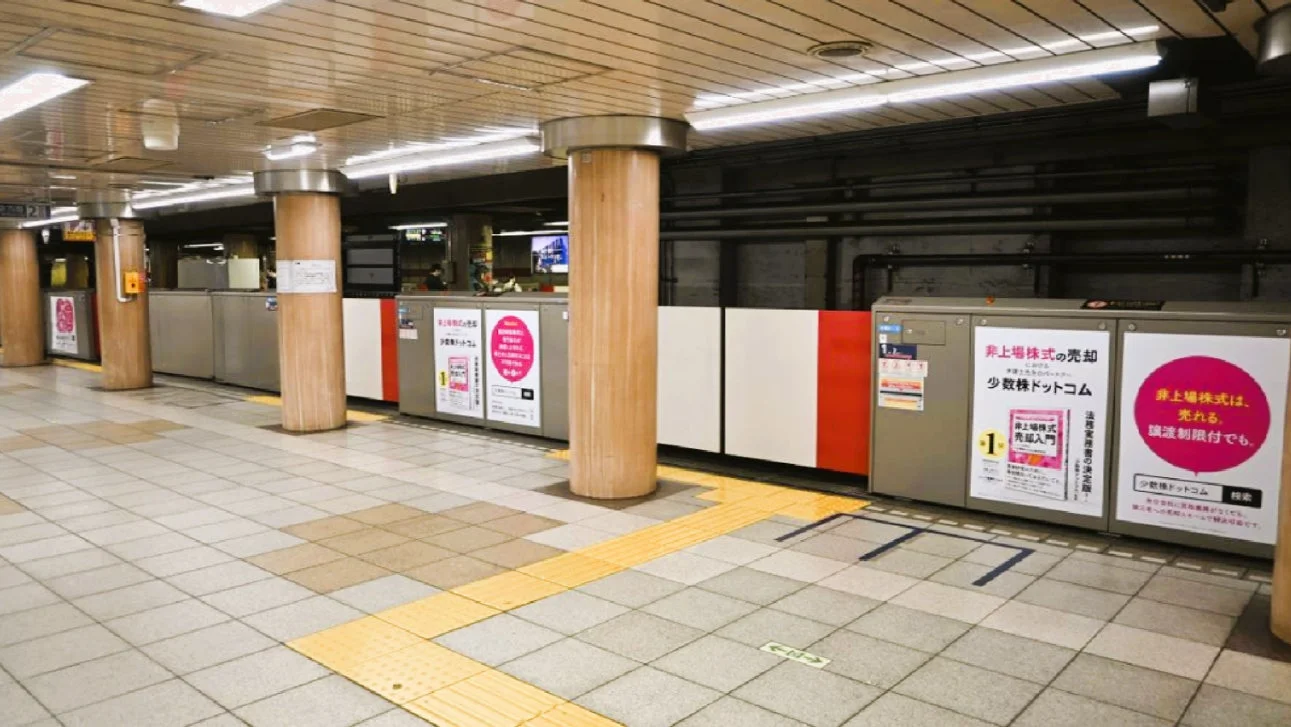 地下鉄ホームドア広告