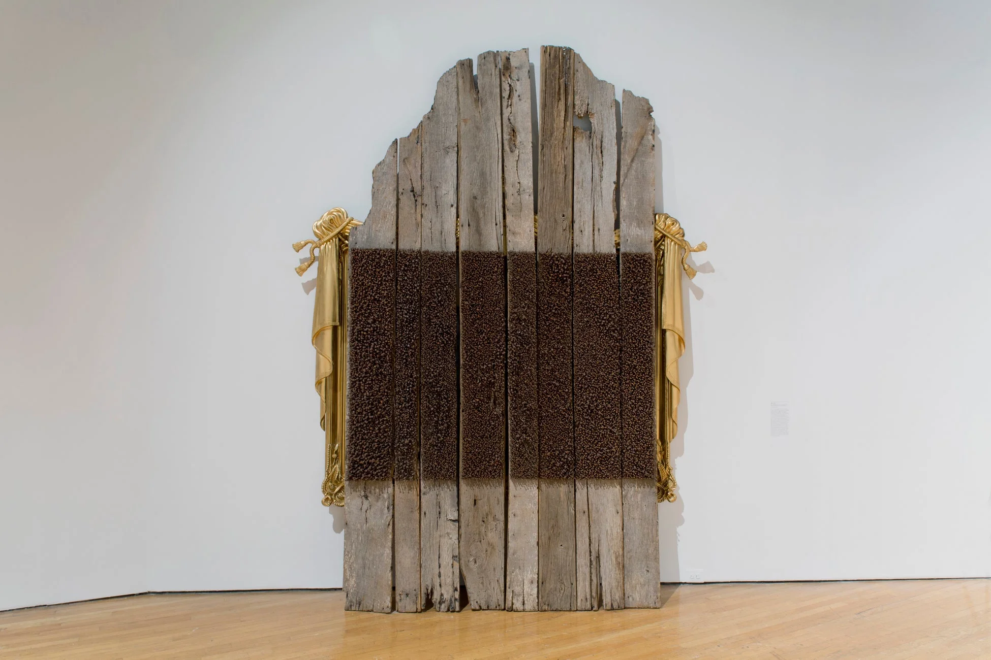 古材と金色の装飾が施された現代アート作品