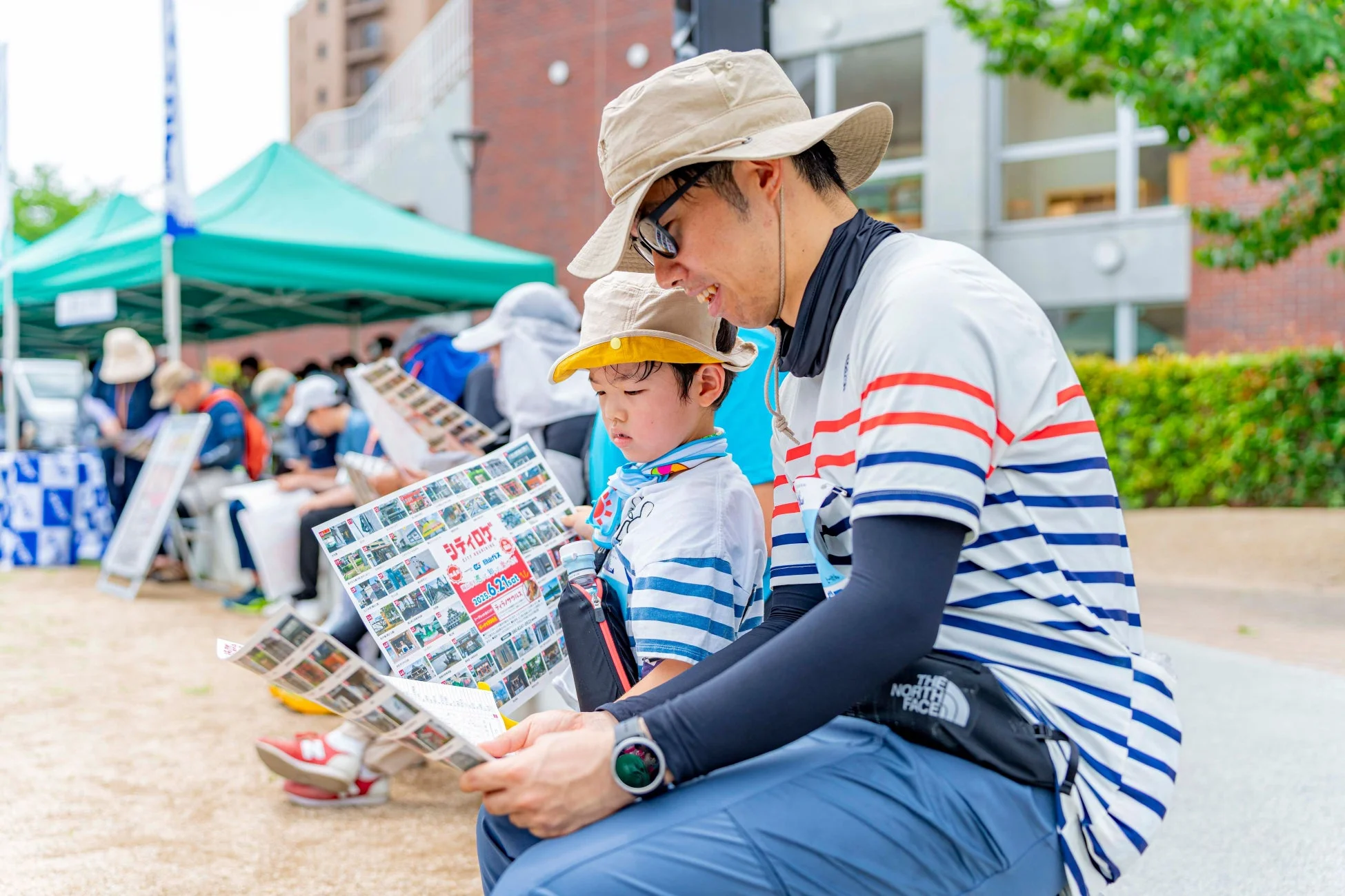 親子で地図を見ている様子
