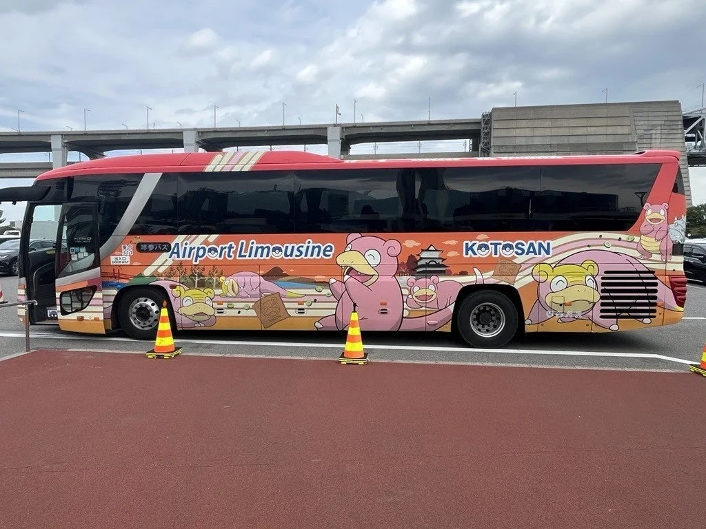 ヤドンがラッピングされた空港リムジンバス