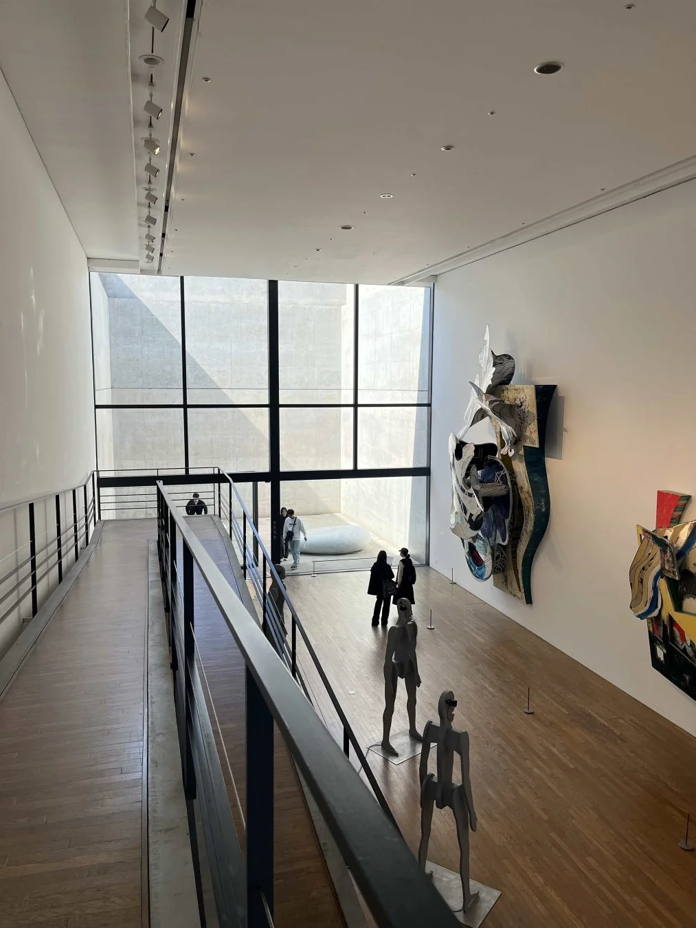 美術館でアートを鑑賞する人々