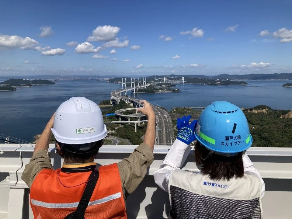 瀬戸大橋スカイツアーに参加し、景色を眺める人々