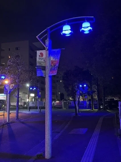 青くライトアップされた商店街の街路灯