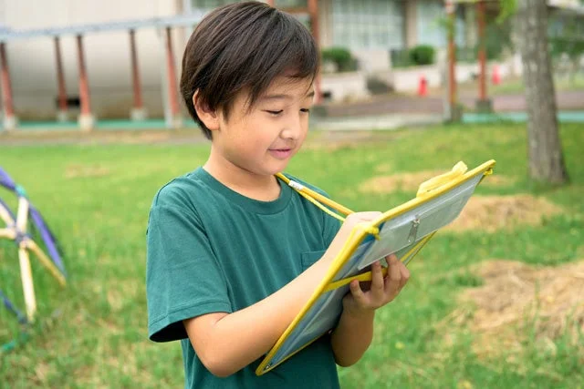 男の子がワークシートにメモを取る様子