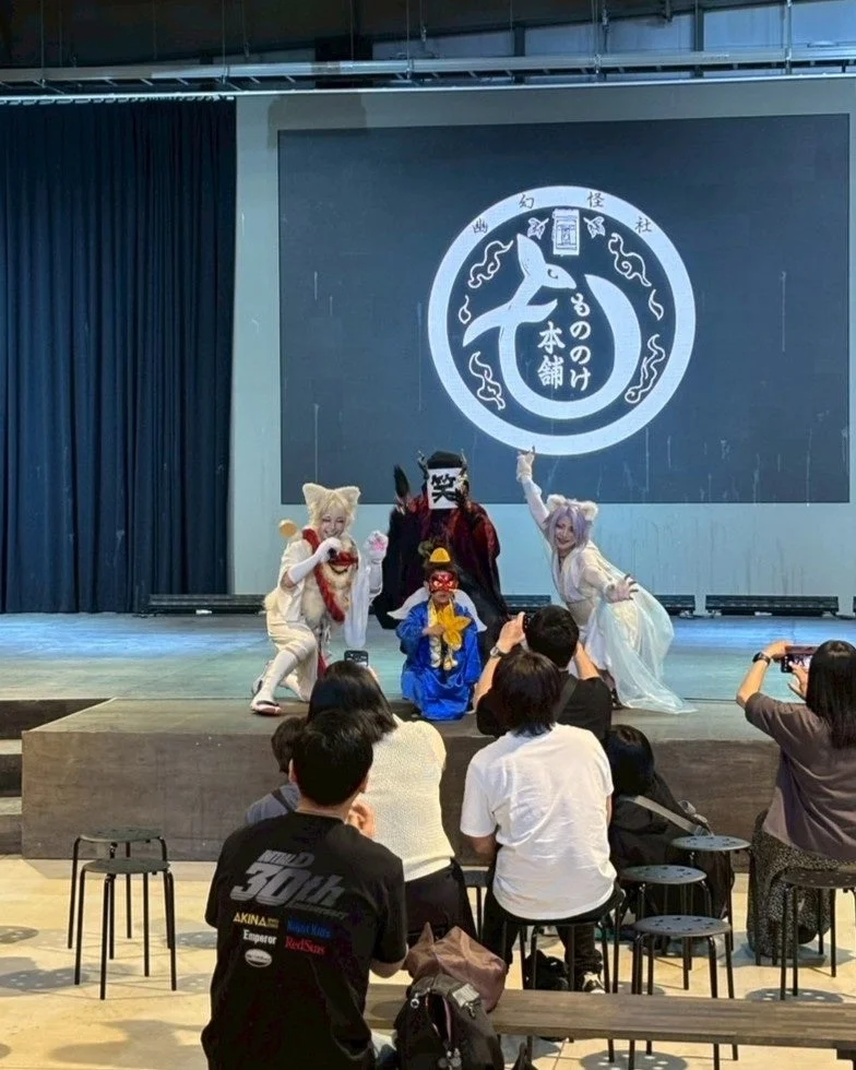 ステージ,パフォーマンス,コスプレ,イベント,和風,キャラクター,もののけ,観客,写真撮影,文化イベント