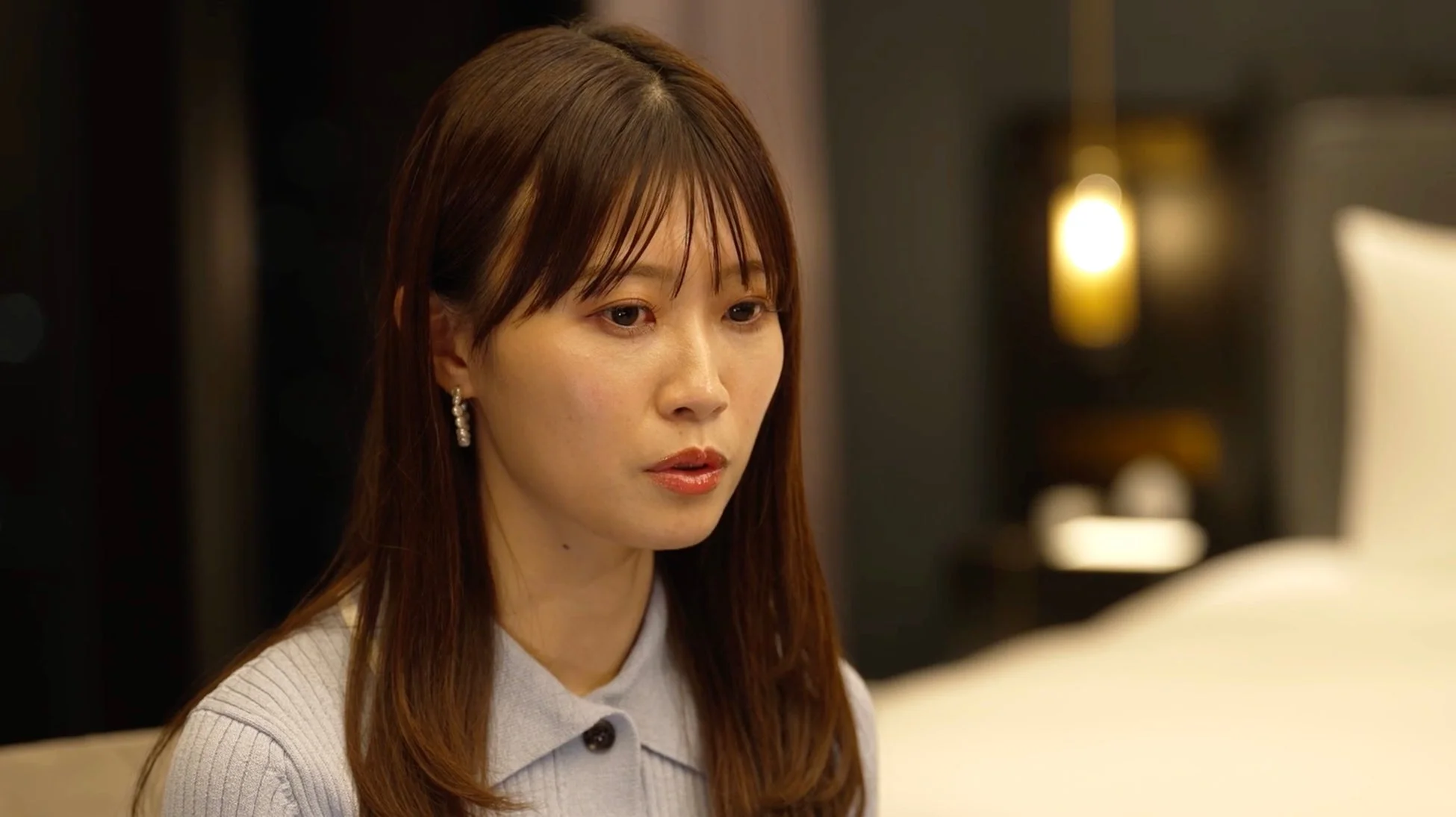 真剣な表情で座る西澤さん