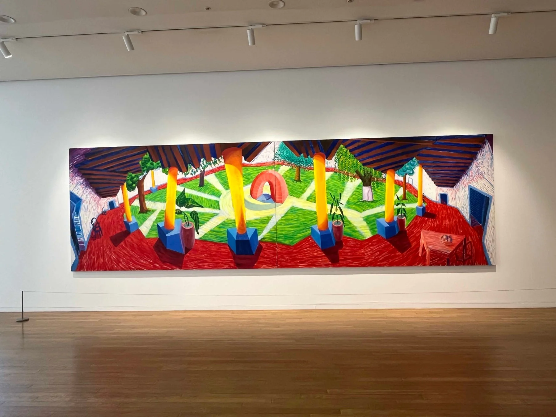 美術館に飾られた鮮やかな絵画