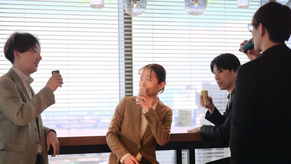 オフィスで談笑する人々