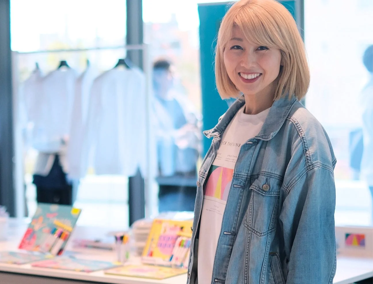 金髪のボブヘアの女性が笑顔でカメラを見ているポートレート