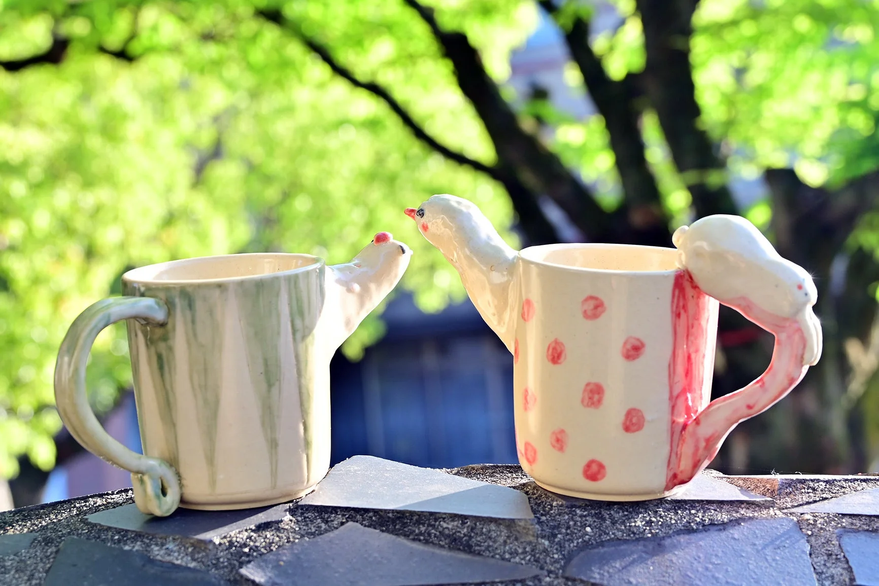 鳥をモチーフにした陶器のマグカップ