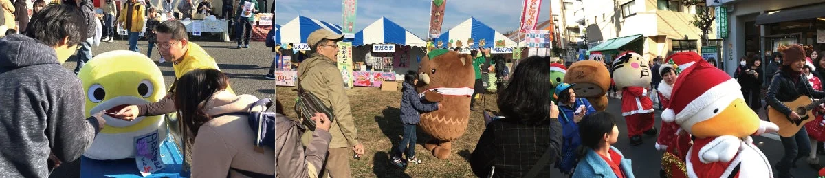 イベント会場で人々がキャラクターと交流する様子