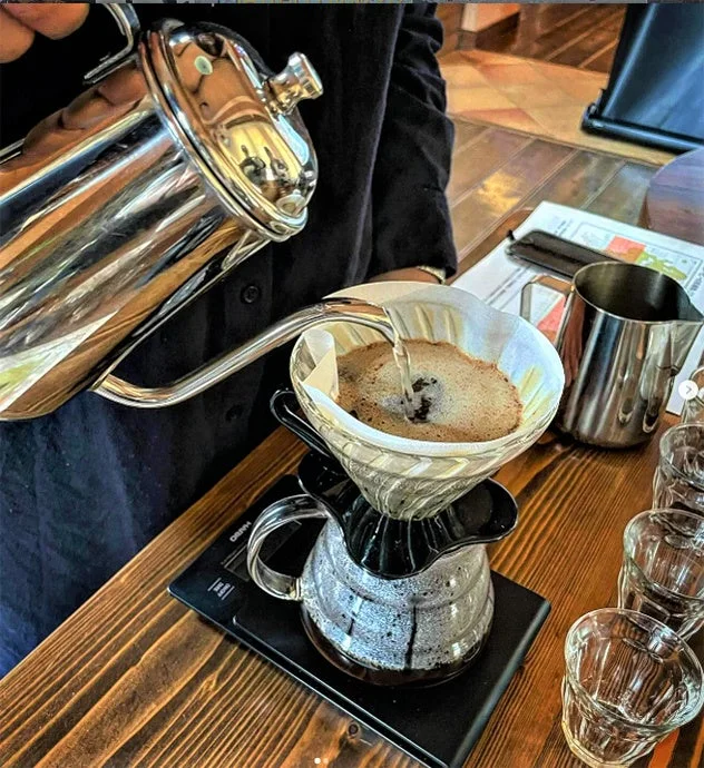 ハンドドリップでコーヒーを淹れる様子