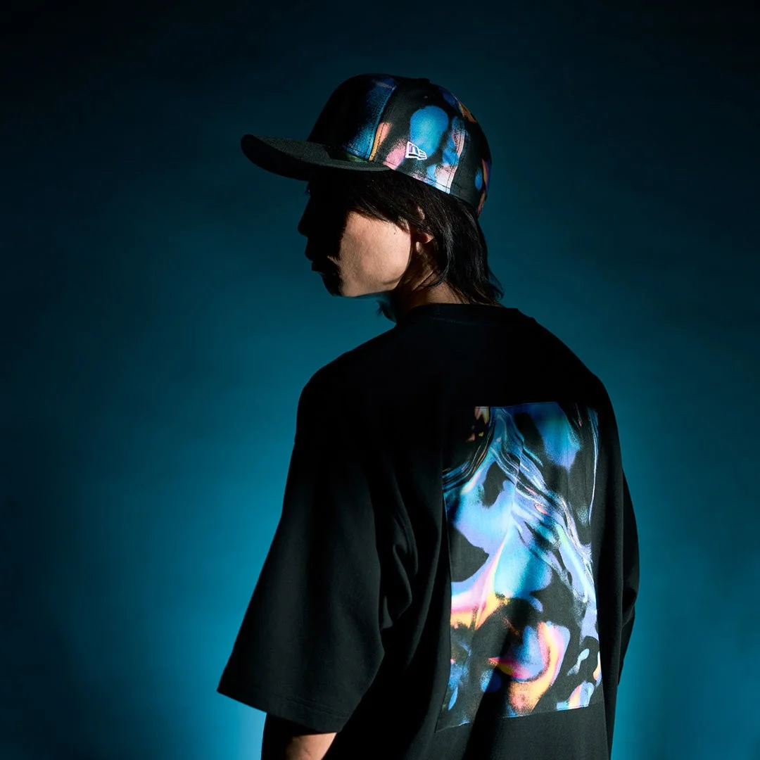 キャップとTシャツを着用した人物
