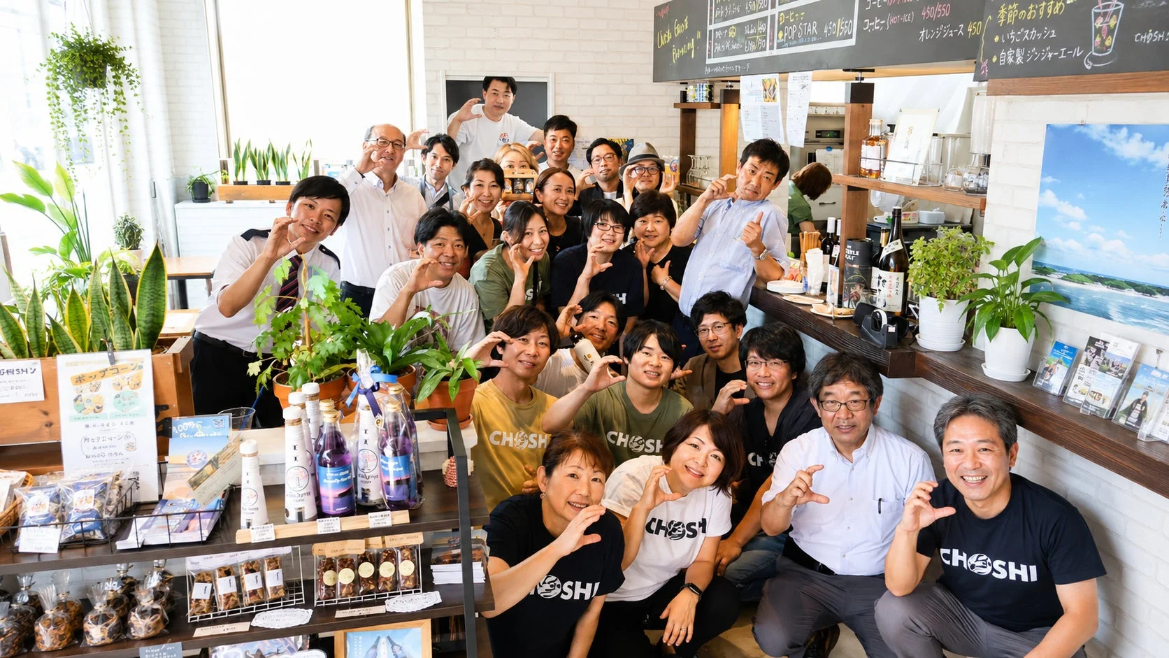 笑顔の人々が集うカフェのような場所