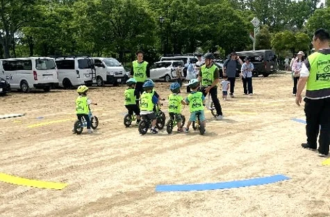 バランスバイクに乗る子供たち