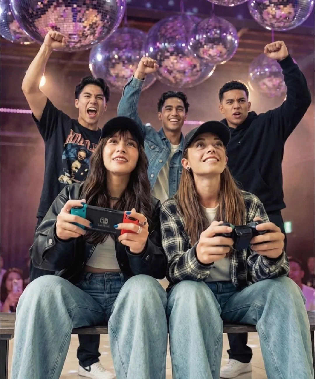 ゲームを楽しむ人々