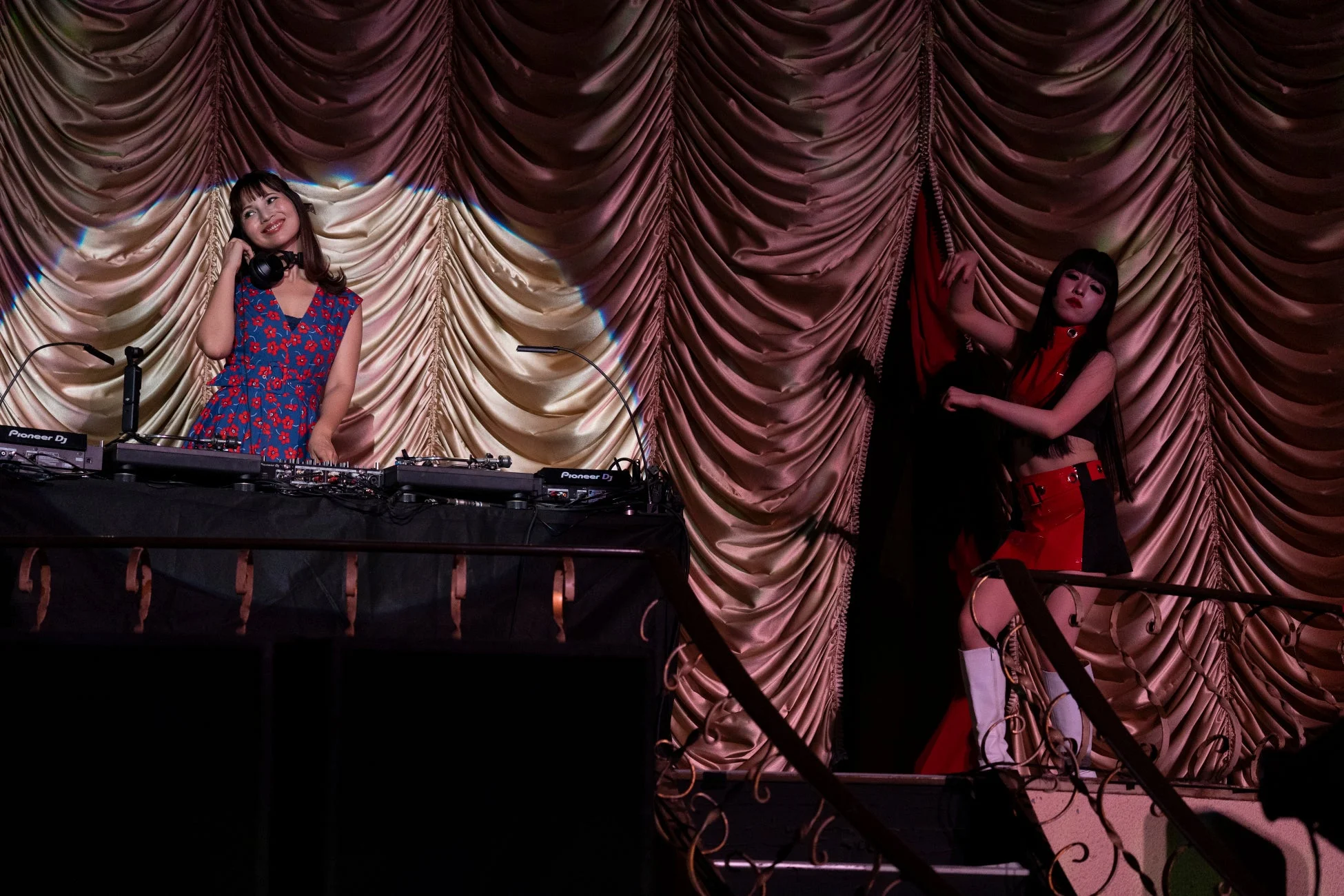 DJブースでパフォーマンスする女性DJ