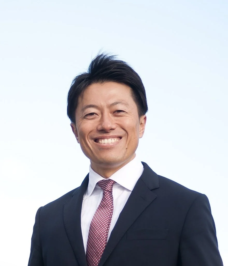 青空を背景に笑顔の戸田敦大市長