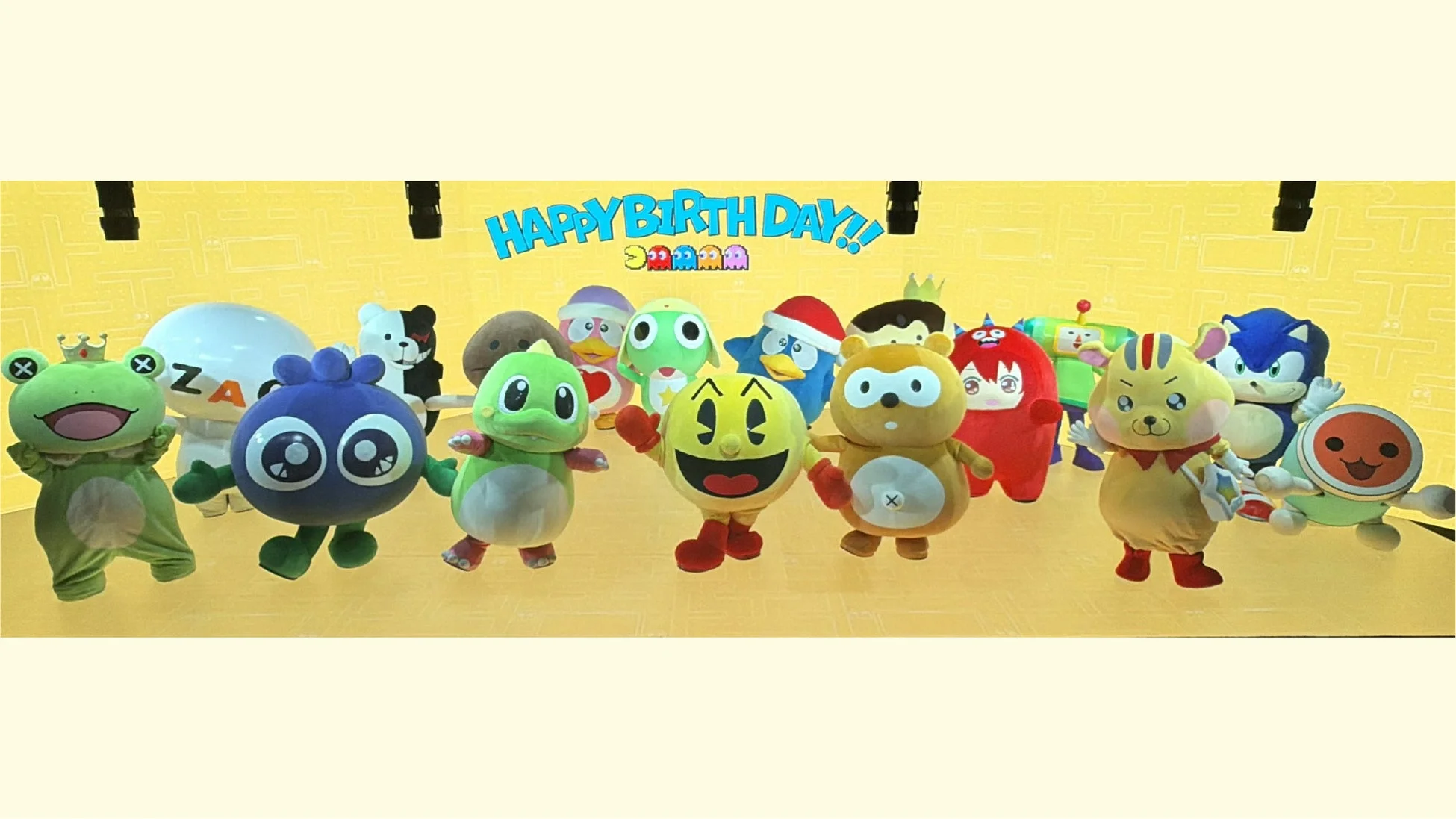 多くのキャラクターが集まる誕生日のお祝い