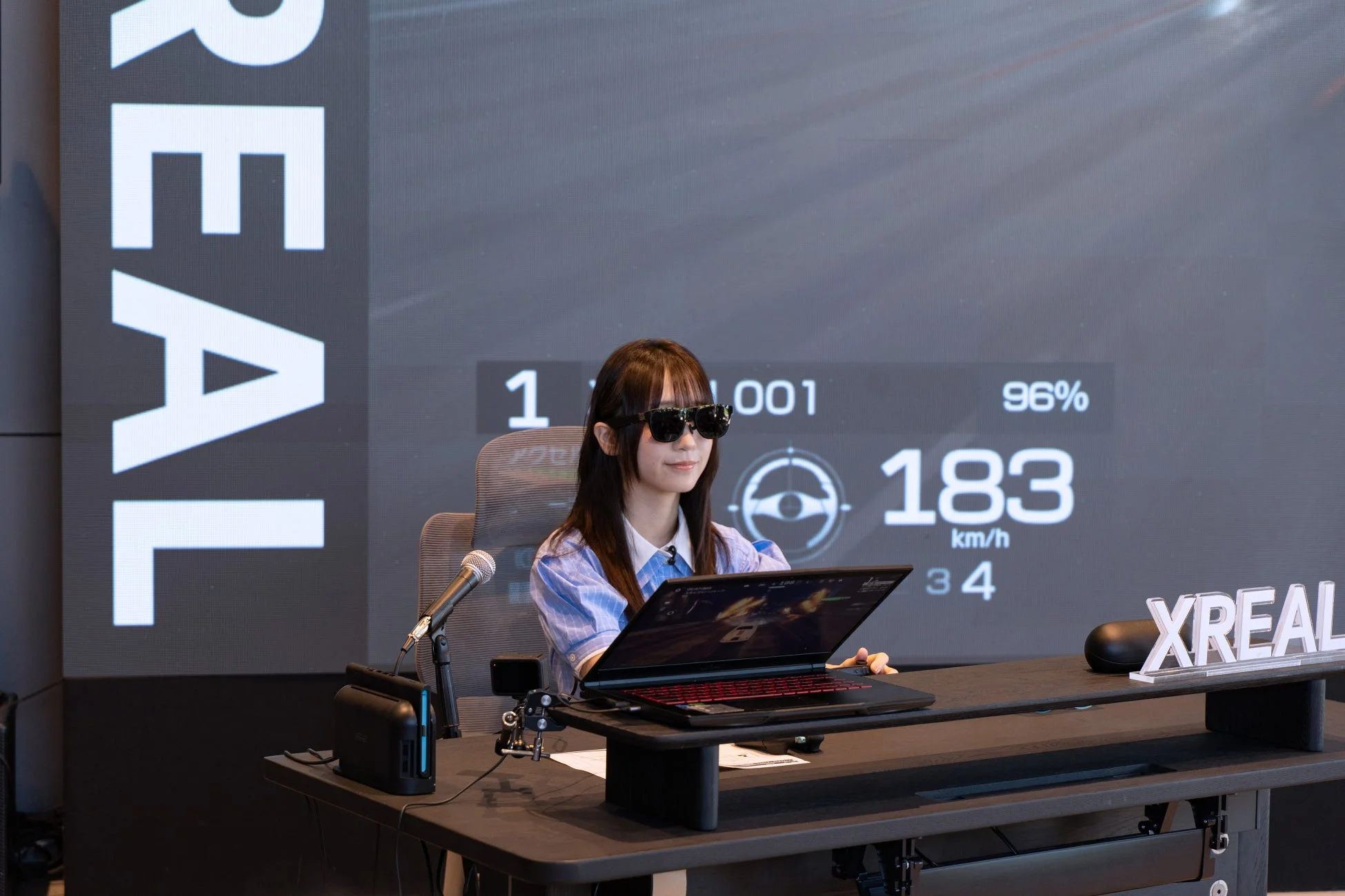 スマートグラスをかけた女性
