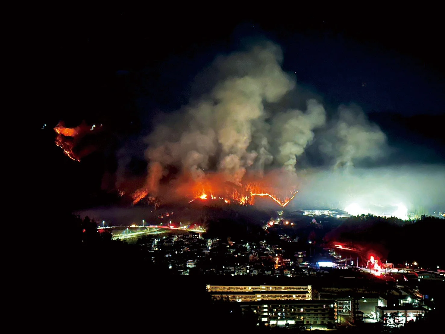 夜の山中で大規模な火災が発生