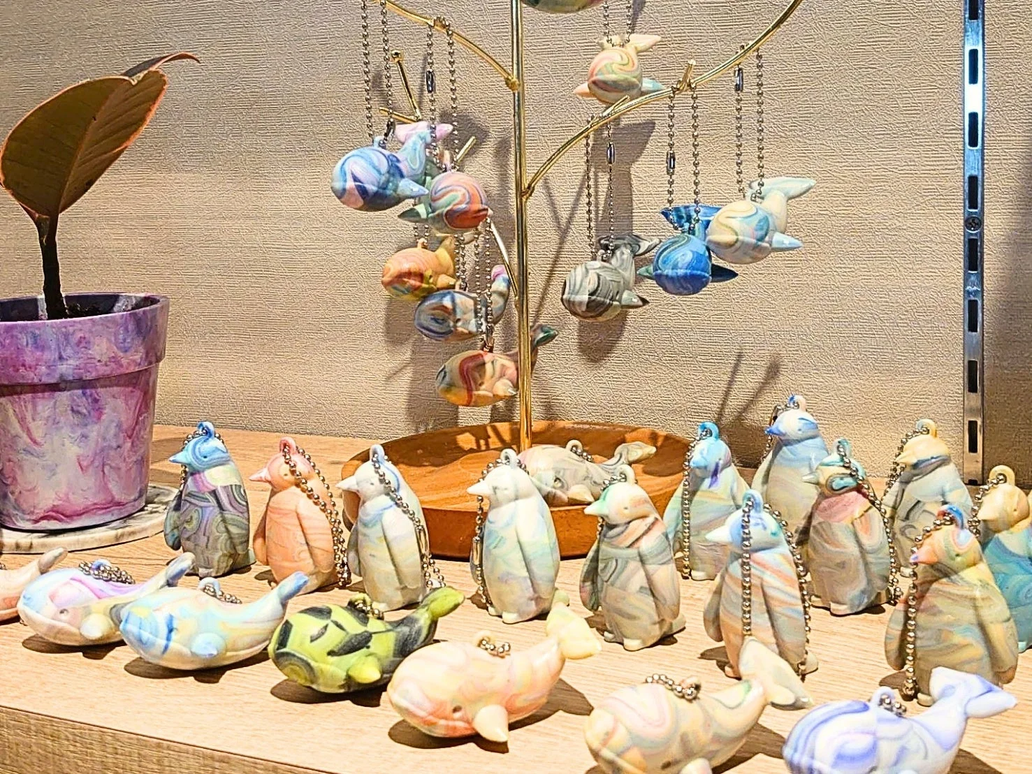 クジラとペンギンのキーホルダーのディスプレイ