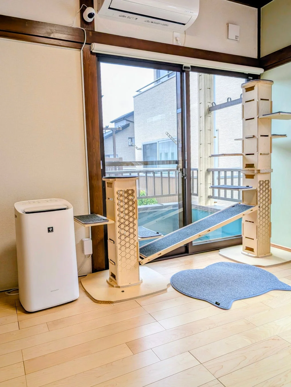 キャットタワーと空気清浄機のある部屋