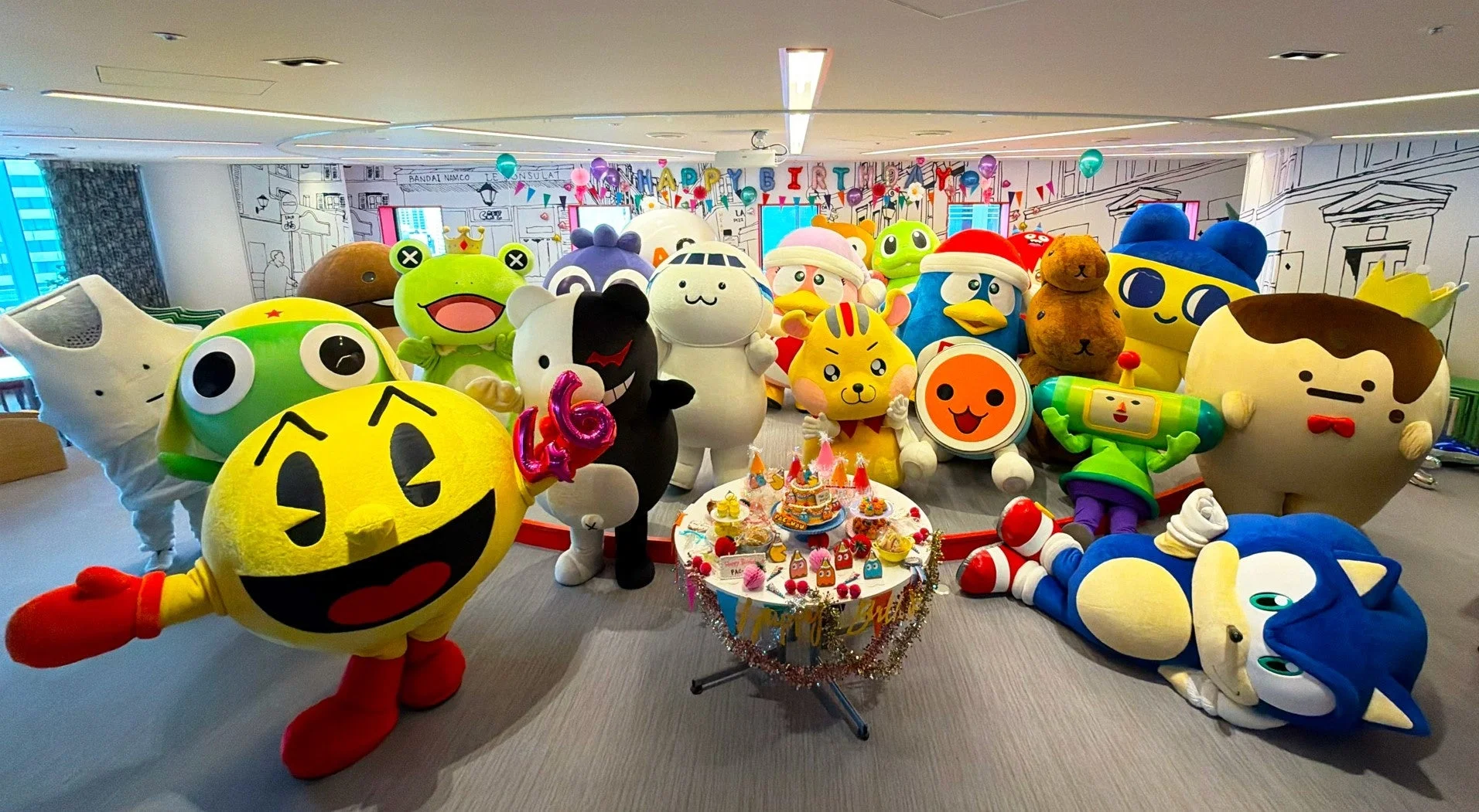 キャラクターの着ぐるみが集まる誕生日会