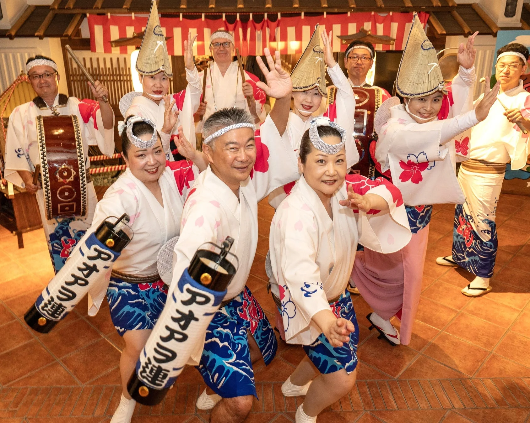 阿波踊りの衣装をまとった人々