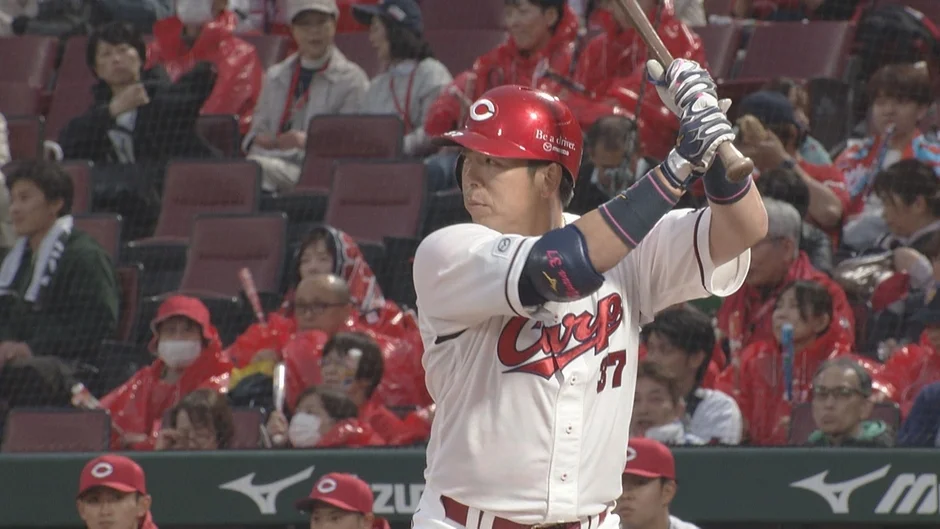 バットを構える野間選手