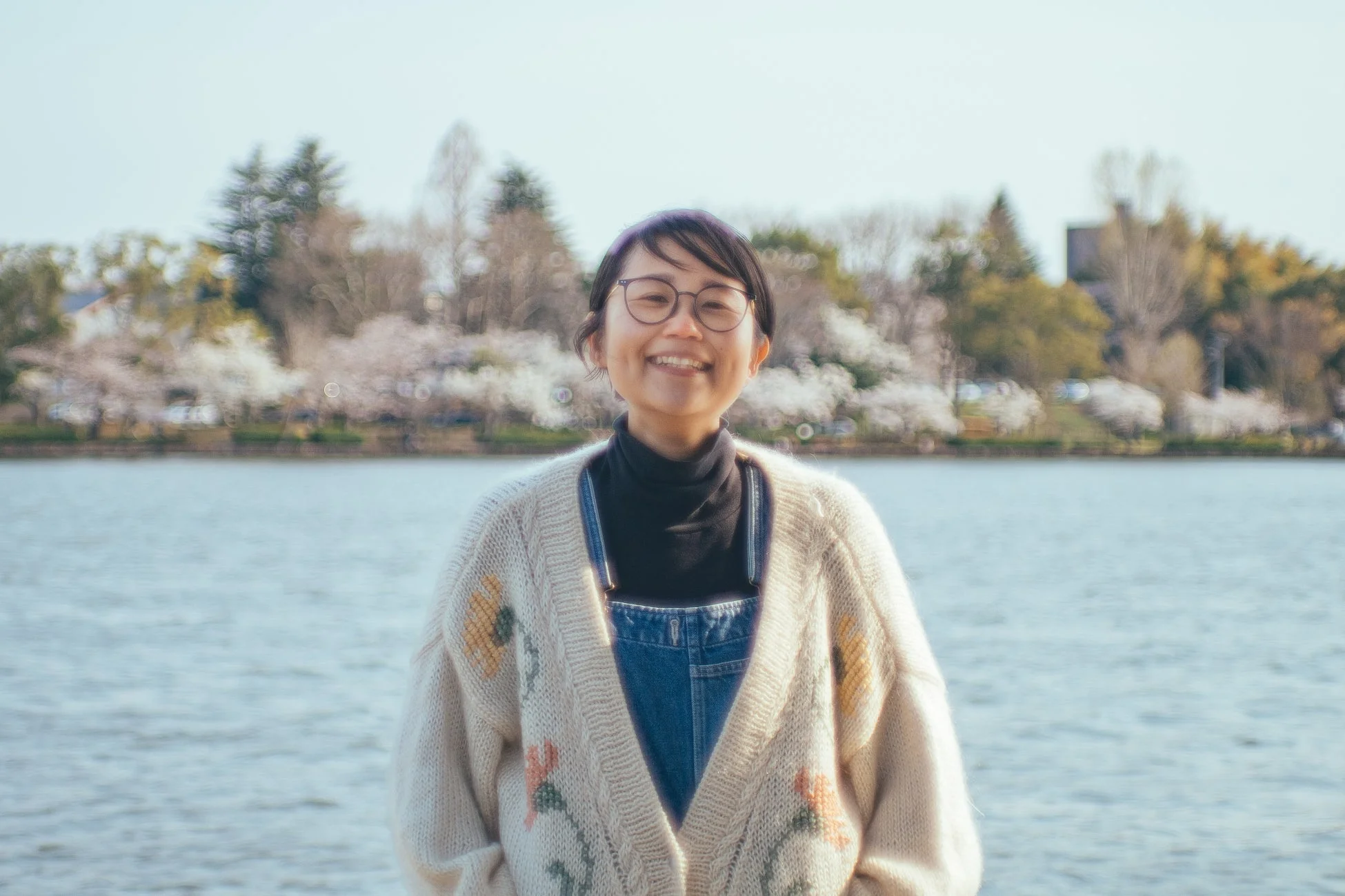 水辺を背景に笑顔の女性