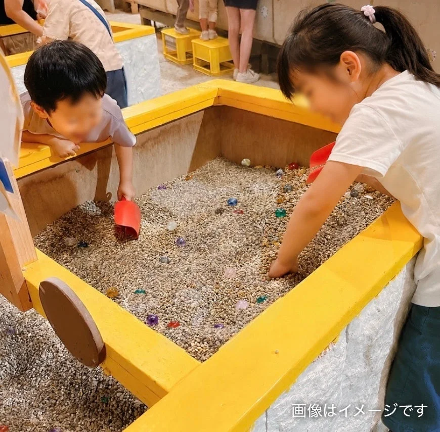 宝石さがしを楽しむ子どもたち