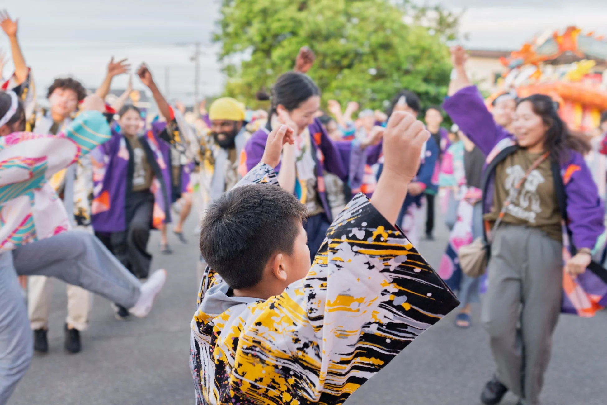 祭りで踊る人々
