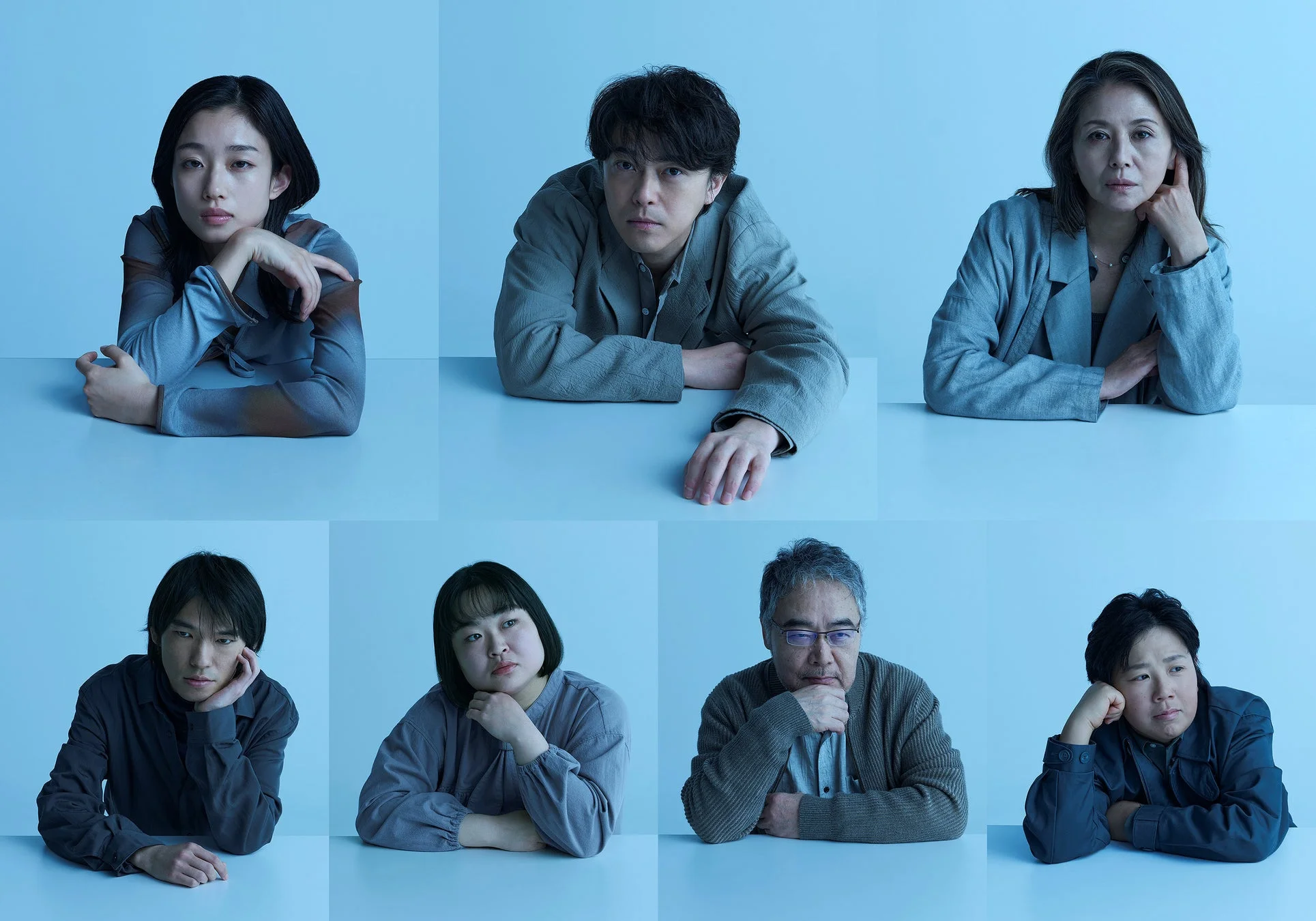 青い照明のスタジオで、様々な年代の男女6人が真剣な表情