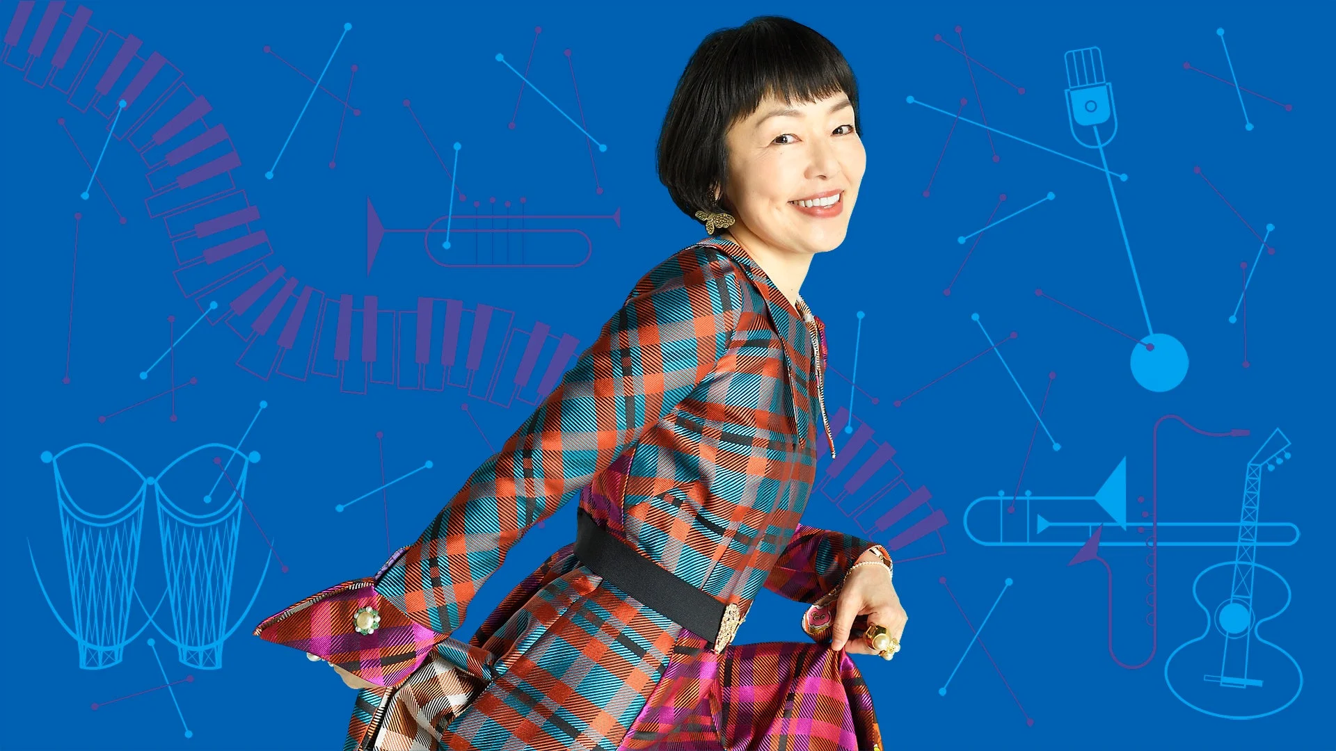 青い背景に音楽をテーマにしたイラストが描かれ、カラフルなチェック柄の衣装を着た日本人女性