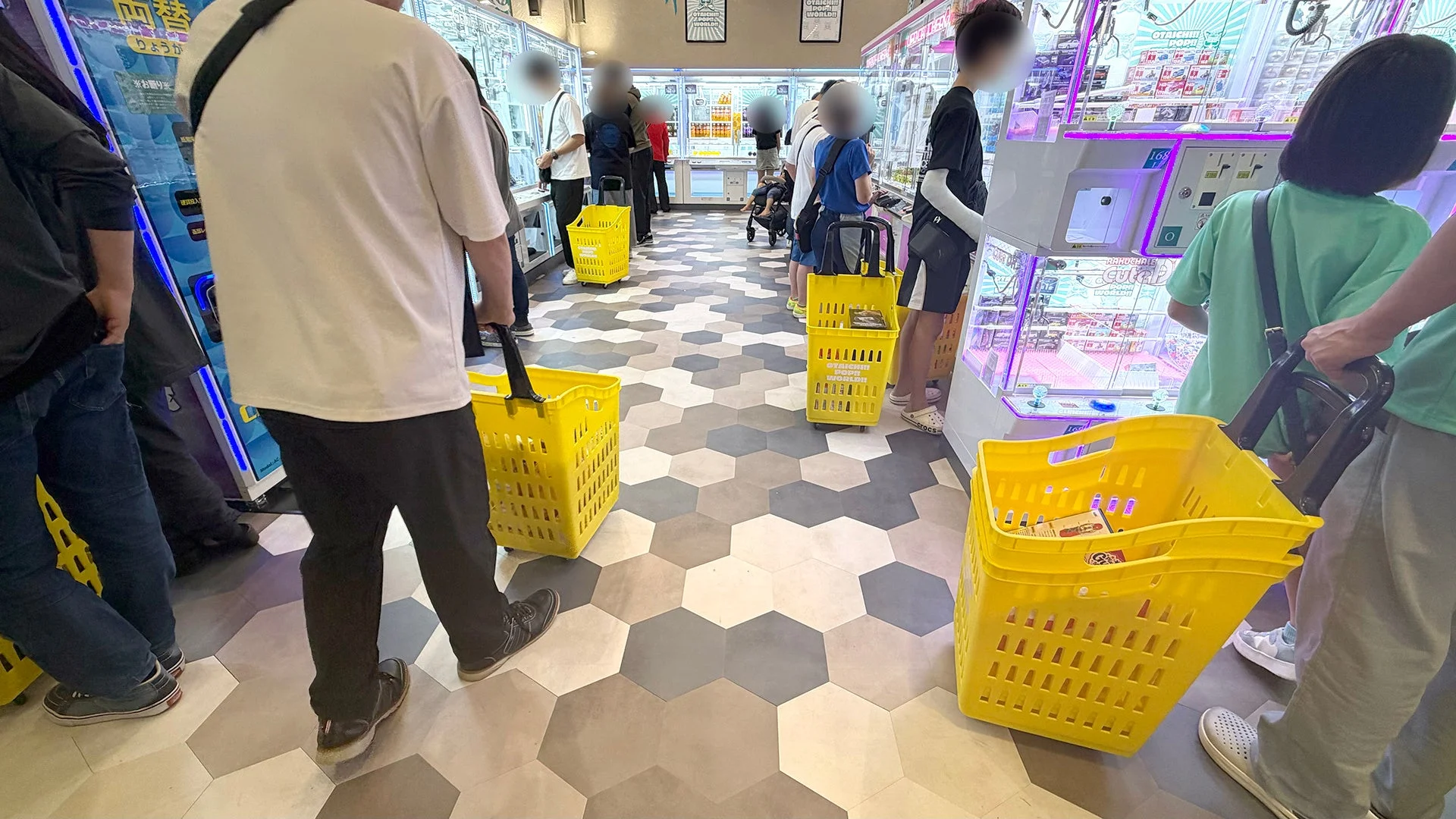 クレーンゲームを楽しむ人々