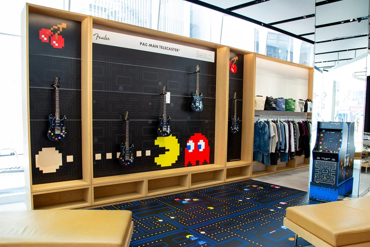 Fender店舗内のPAC-MANディスプレイ