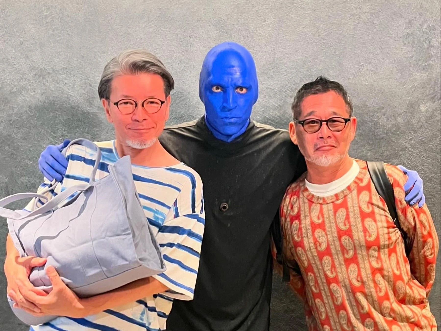 ブルーマンと藤村氏・嬉野氏の記念撮影