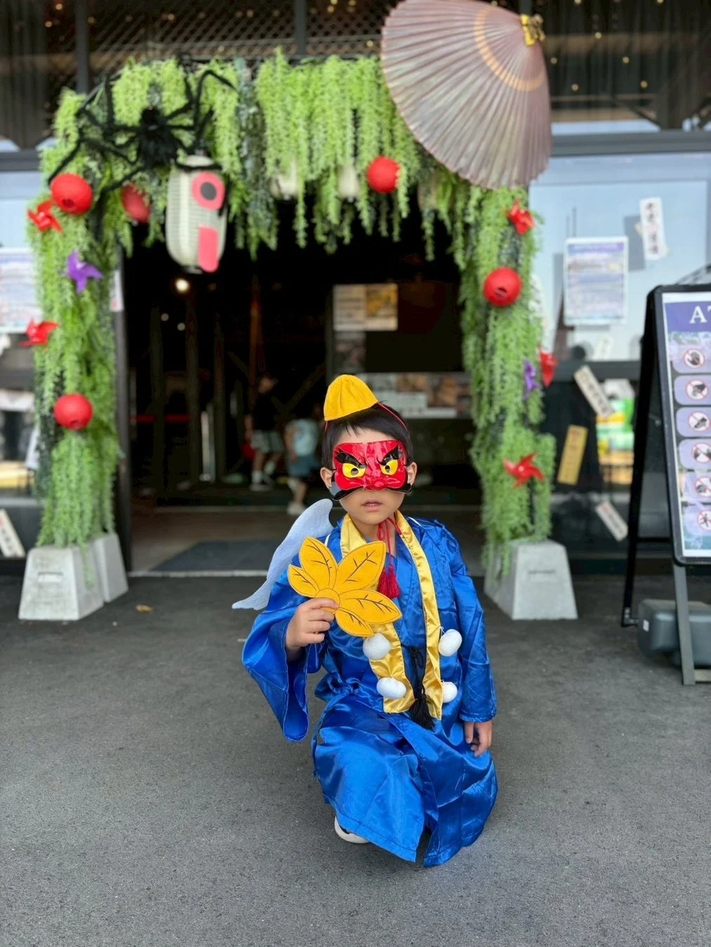 子供,仮装,天狗,青い衣装,紅葉,祭り,日本文化,装飾,提灯,和傘,イベント