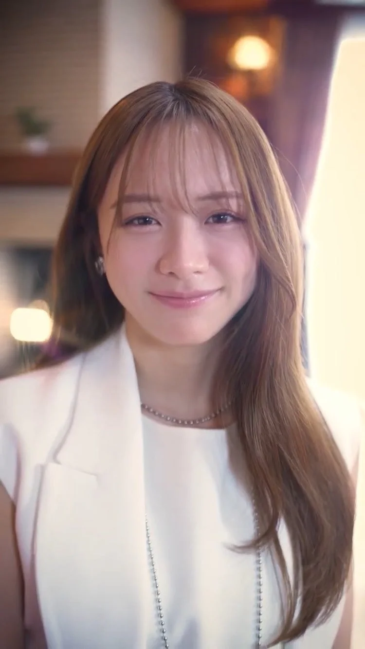 優しく微笑む若い女性のポートレート