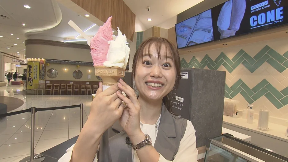 ジェラートを持つ女性