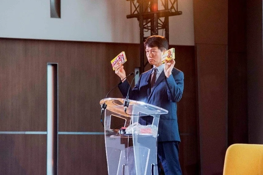 井上岳久氏が壇上でプレゼンテーション中