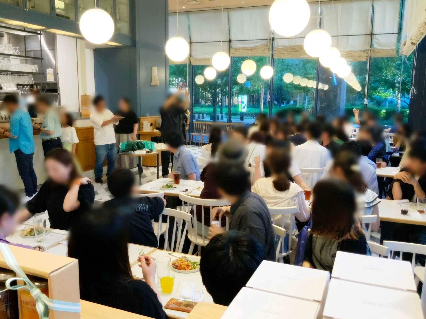 賑わうカフェの様子