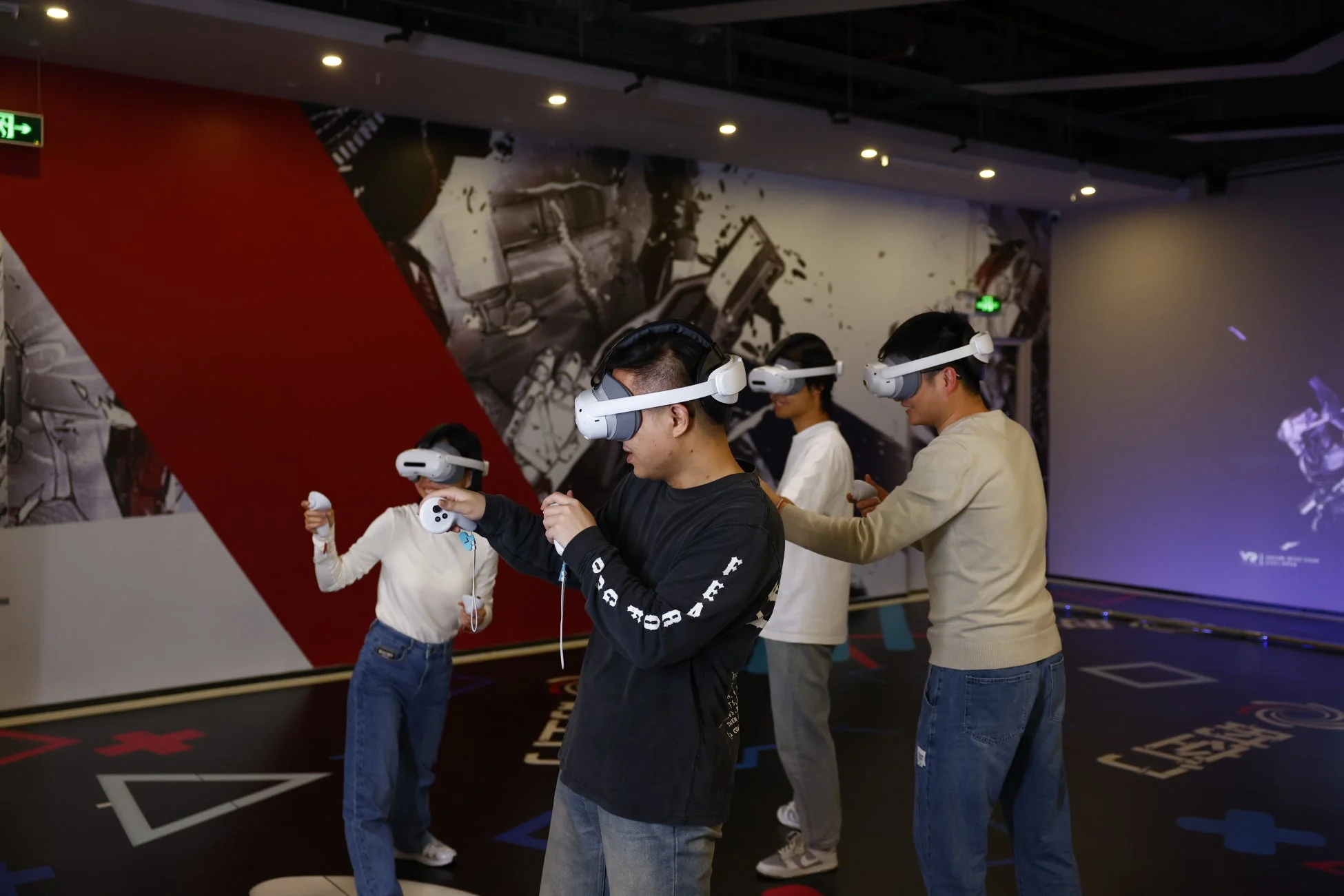 VR体験を楽しむ人々